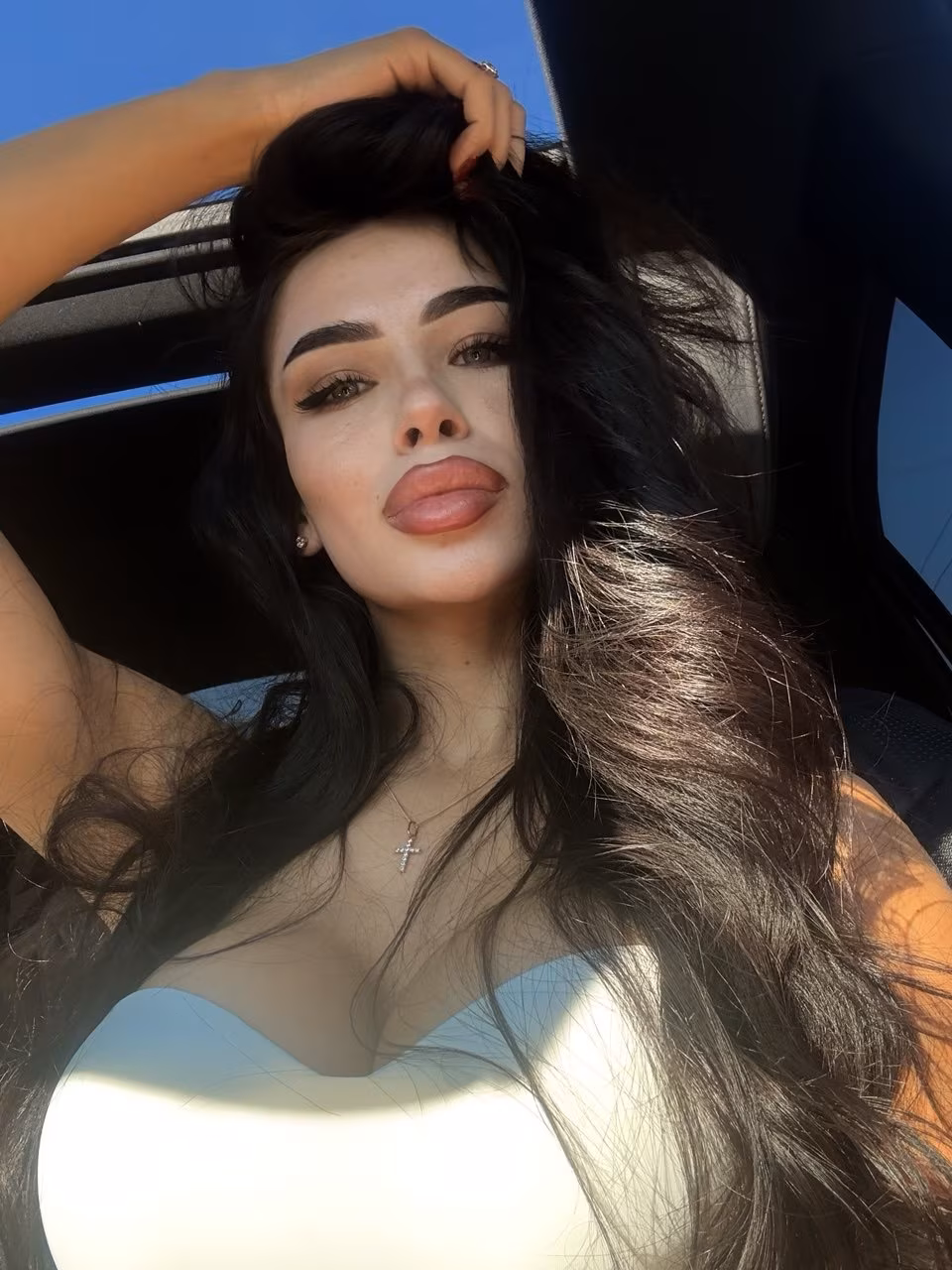 Daniela 24 Romania deep woman
