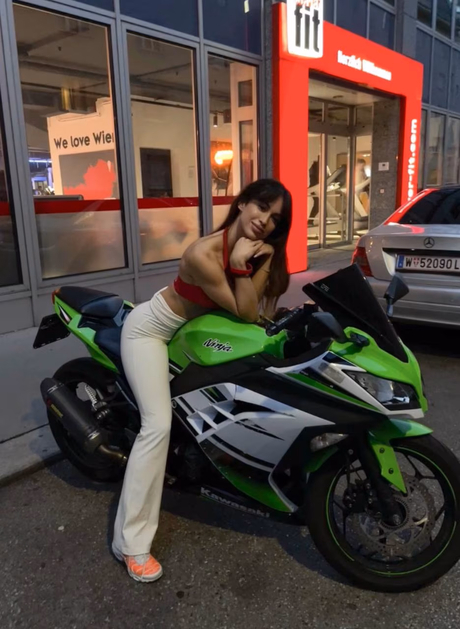 Andela 29 Austria Date single Andela